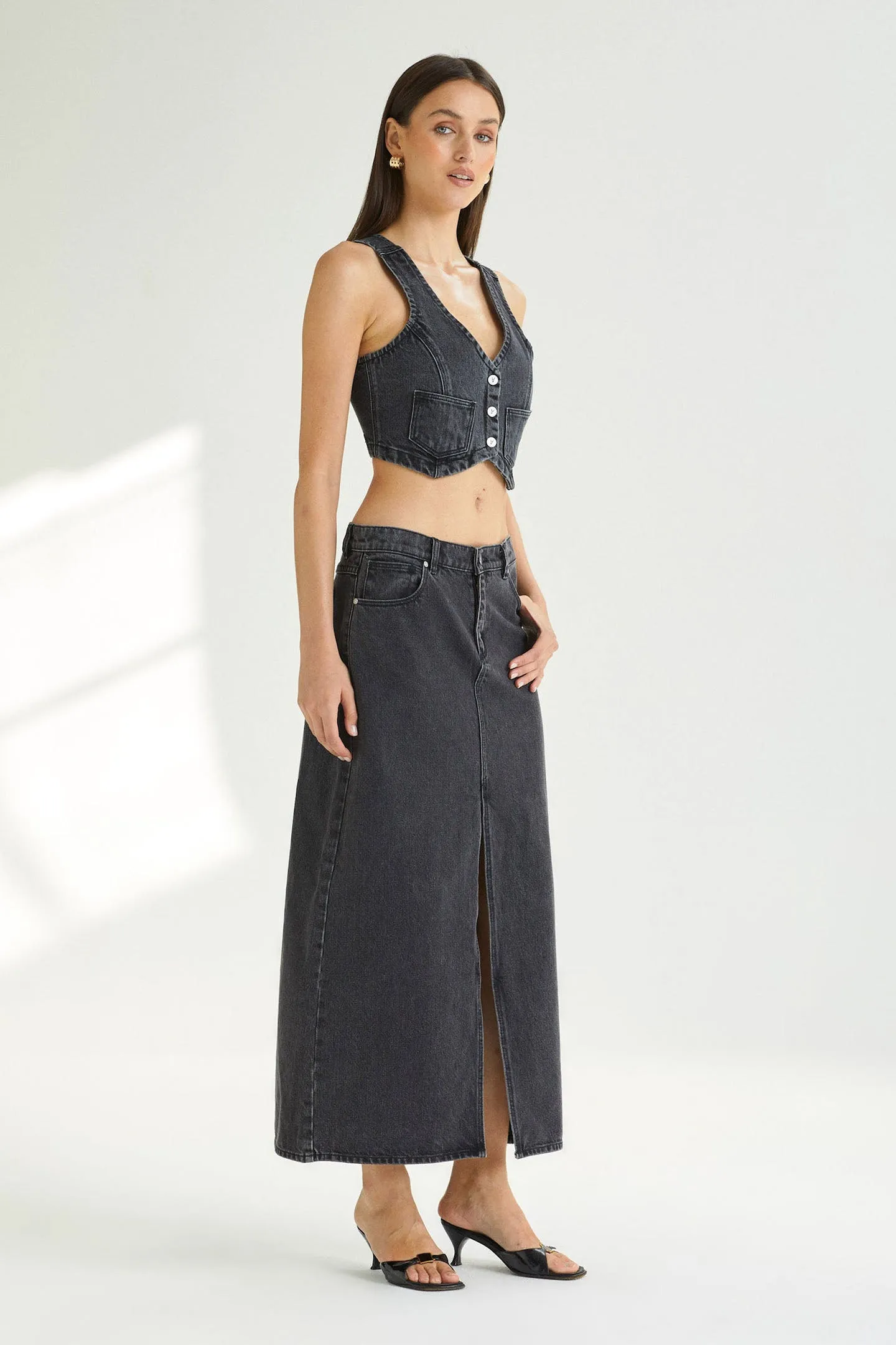 Abrand Low Maxi Skirt in Chloe Washed Black