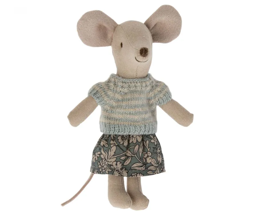 Knitted sweater and skirt for big sister mouse